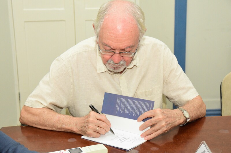 Escritor Tarcísio Gurgel assina livro